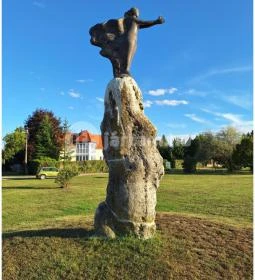 Mécsestartó nő szobra