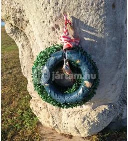 Mécsestartó nő szobra