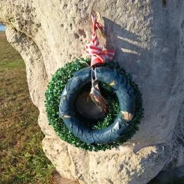 Mécsestartó nő szobra, Balatonvilágos - Egyéb