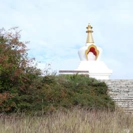 Megvilágosodás sztúpa Becske - Külső kép