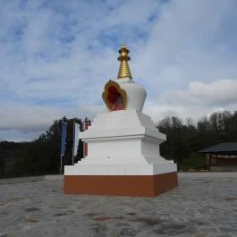 Megvilágosodás sztúpa Becske - Külső kép