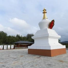 Megvilágosodás sztúpa Becske - Külső kép