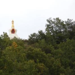 Megvilágosodás sztúpa Becske - Külső kép