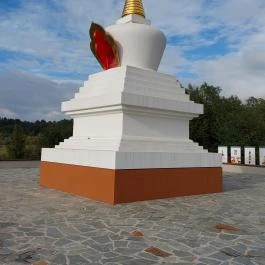 Megvilágosodás sztúpa Becske - Külső kép