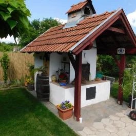 Megyeri Fivérek Borkápolna Ceglédbercel - Külső kép