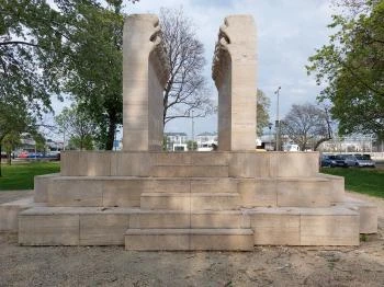 Memento: Az 1945–56 között kivégzettek emlékműve Budapest