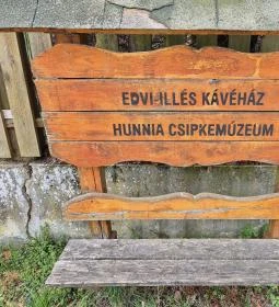 Egy menyasszony stafírungja