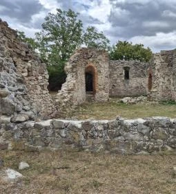 Mezőnyárádi templomrom