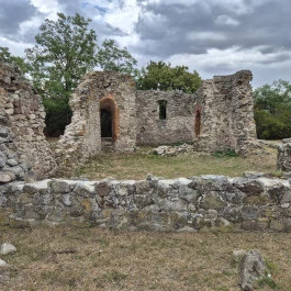 Mezőnyárádi templomrom, Mez?nyárád - Külső kép