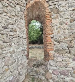 Mezőnyárádi templomrom