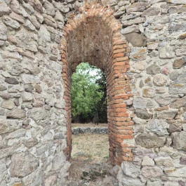 Mezőnyárádi templomrom, Mez?nyárád - Külső kép