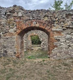 Mezőnyárádi templomrom