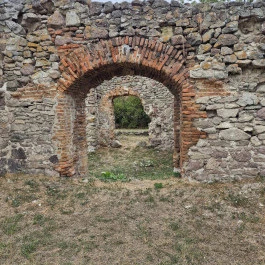 Mezőnyárádi templomrom, Mez?nyárád - Külső kép