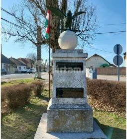 Minden korok hőseinek emlékműve