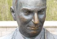 Móra Ferenc szobra Kiskunfélegyháza