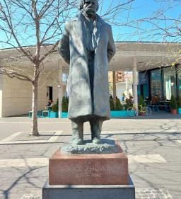 Móricz Zsigmond szobra