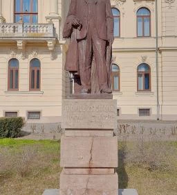 5. legjobb látnivaló: Móricz Zsigmond szobra