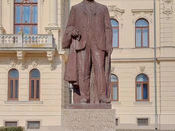 Móricz Zsigmond szobra Kisújszállás