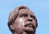 Móricz Zsigmond szobra Kisújszállás