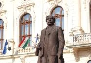 Móricz Zsigmond szobra Kisújszállás