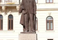 Móricz Zsigmond szobra Kisújszállás