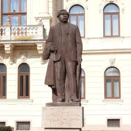 Móricz Zsigmond szobra Kisújszállás - Külső kép