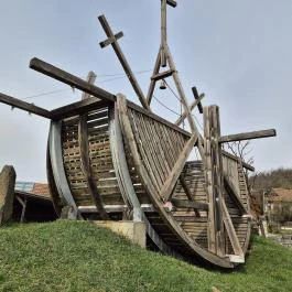 Mozgó Harangláb Terény - Külső kép