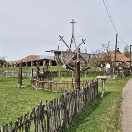 Mozgó Harangláb Terény - Külső kép