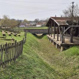 Mozgó Harangláb Terény - Külső kép