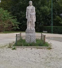 305. legjobb látnivaló: Munkás gyermekkel-szobor