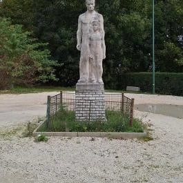 Munkás gyermekkel-szobor Budapest - Külső kép
