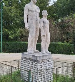 Munkás gyermekkel-szobor