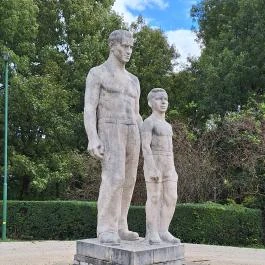 Munkás gyermekkel-szobor Budapest - Külső kép