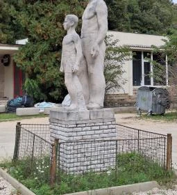 Munkás gyermekkel-szobor