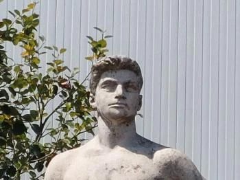 Munkás szobor Berettyóújfalu