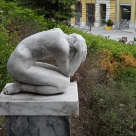 Nagy bánat-szobor Veszprém - Külső kép