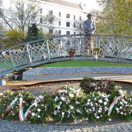 Nagy Imre szobra Budapest - Külső kép