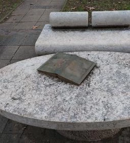 A Nagy Könyv szobor Eger