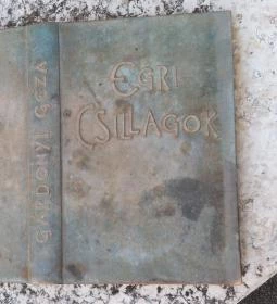 A Nagy Könyv szobor Eger