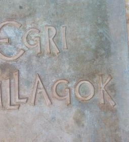 A Nagy Könyv szobor Eger