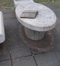 A Nagy Könyv szobor Eger