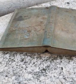 A Nagy Könyv szobor Eger