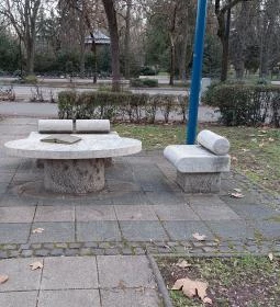 A Nagy Könyv szobor Eger