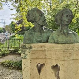 Nagy Sándor és Kriesch Laura szobra, Gödöllő - Külső kép