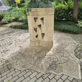 Nagy Sándor és Kriesch Laura szobra, Gödöllő - Külső kép