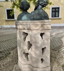 28. legjobb látnivaló: Nagy Sándor és Kriesch Laura szobra