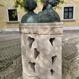 Nagy Sándor és Kriesch Laura szobra, Gödöllő - Külső kép