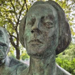 Nagy Sándor és Kriesch Laura szobra, Gödöllő - Külső kép