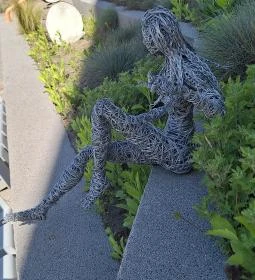 Napfény szobrok (drótszobrok)