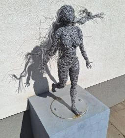 Napfény szobrok (drótszobrok)